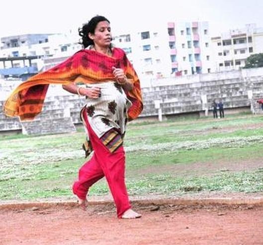 9 month pregnant woman sets record by running 5 km