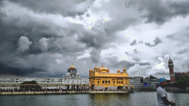 Guj ‘kar sewaks’ cleans Kashi