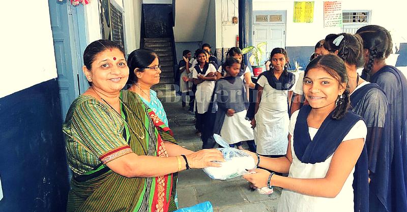 Couple takes care of hygiene in Municipal Schools