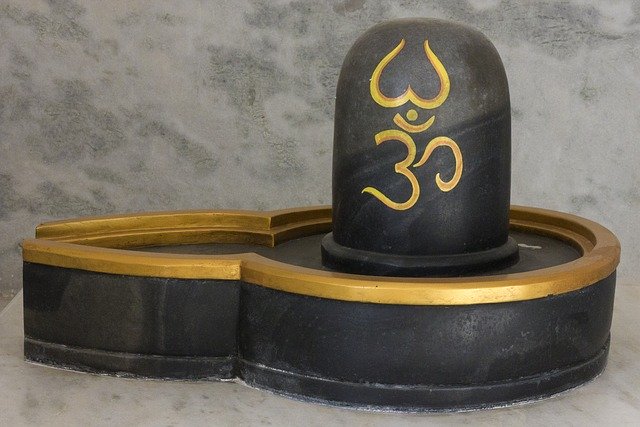 The Shivling that changes color thrice a day