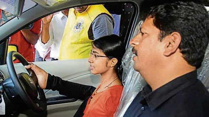 Woman born with no hands gets driving license