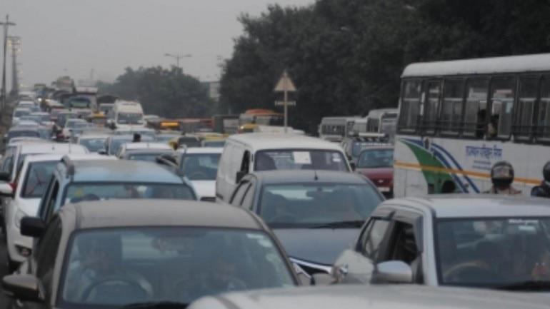 Man has to manage traffic in UP after complaining about traffic jam
