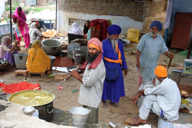 Langar on Wheels by Delhi Sikh Gurudwara