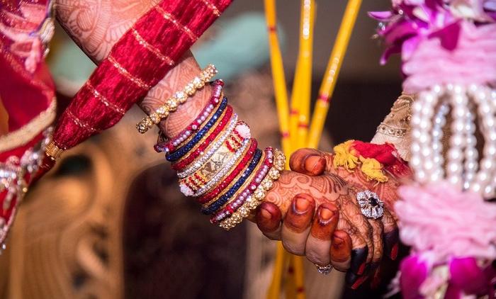 Couple gets married on a bridge that connects two states