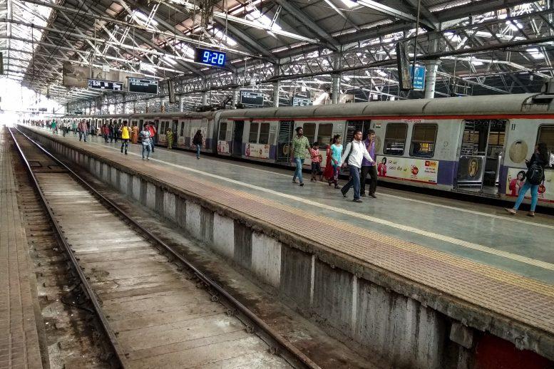 Bombay HC asks Maha govt. to allow vaccinated people in local trains