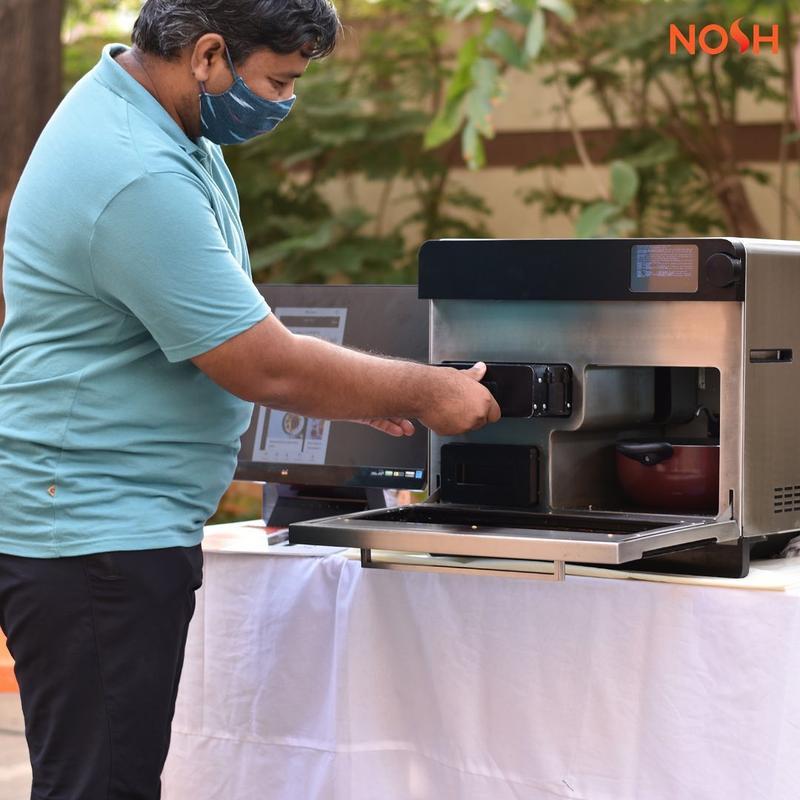 Automatic robot that can cook 200 dishes