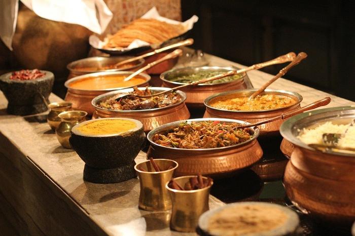 Indian restaurant in Kyiv provides free meals to people