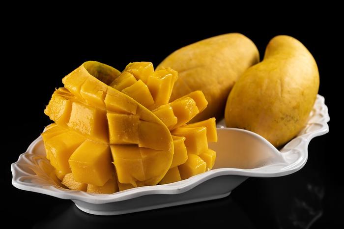 Ways to identify artificially ripened mangoes