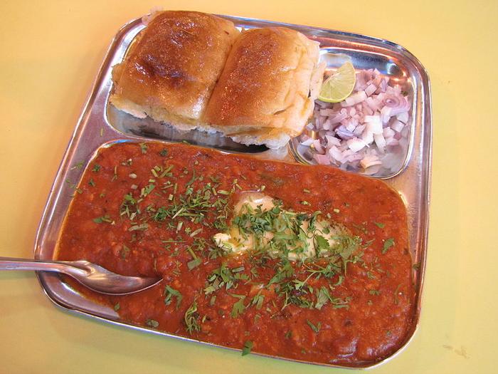 Try these foods at various Indian Railway stations