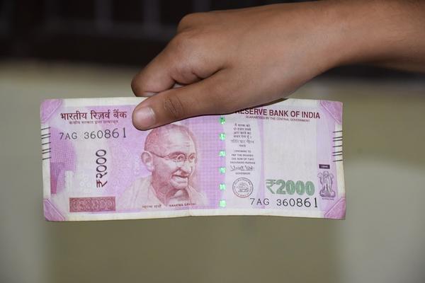 Exchange ₹2,000 notes without requisition slips: SBI